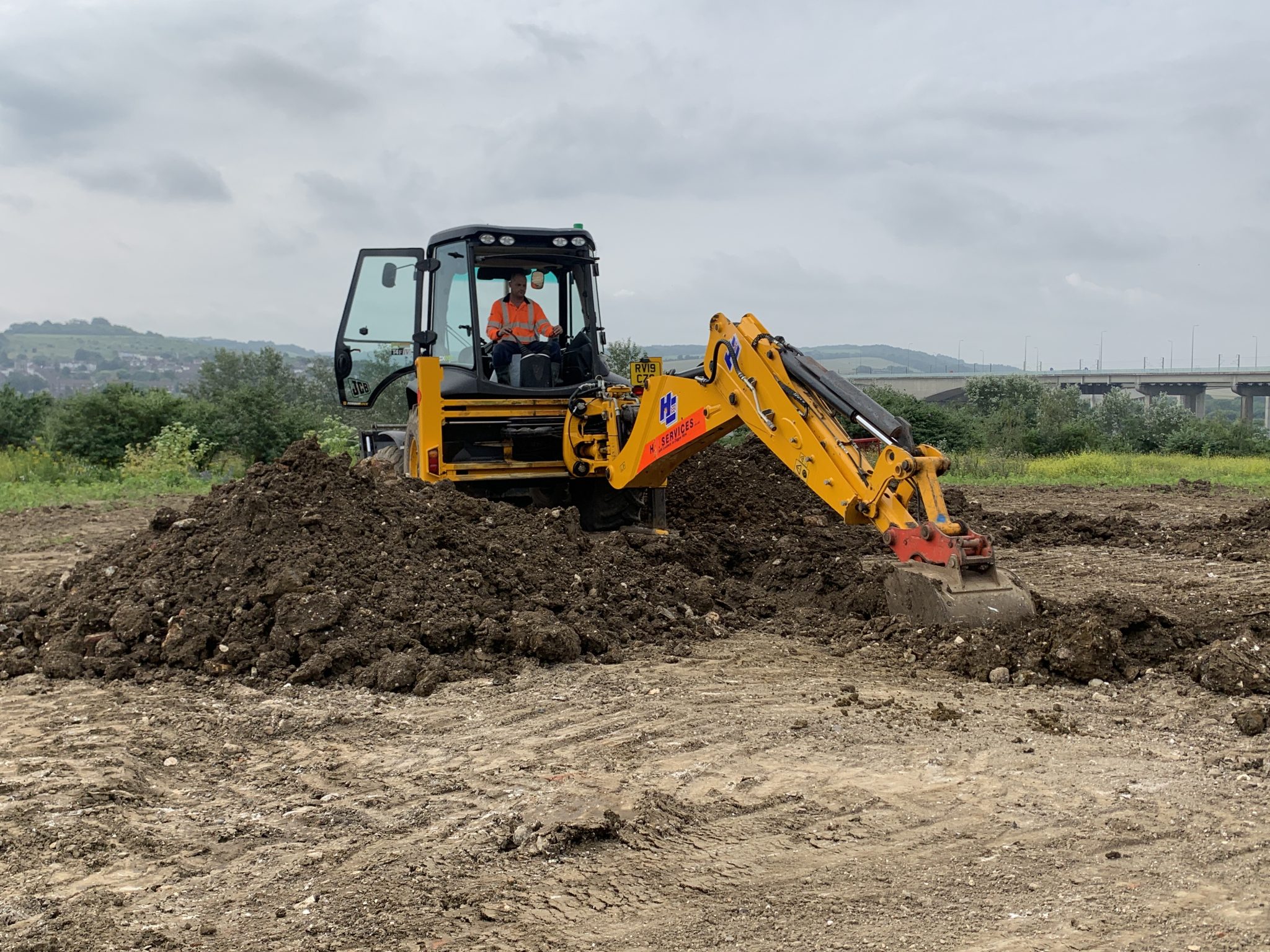 Why Hire a JCB 3CX Backhoe Loader For Your Project?